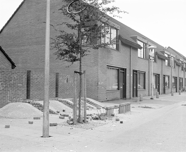 880979 Gezicht op het leggen van hellinkjes op de Jupiterstraat te Utrecht, met rechts de woningen Jupiterstraat 6-hoger.